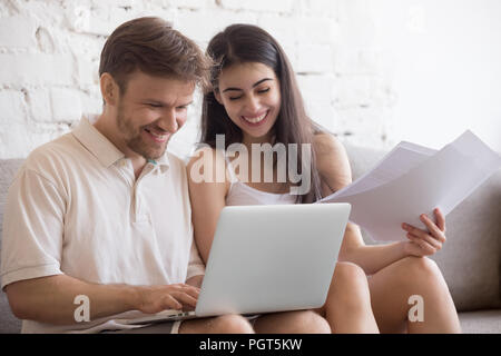Heureux couple excité par de bonnes nouvelles reçues en lettre post Banque D'Images