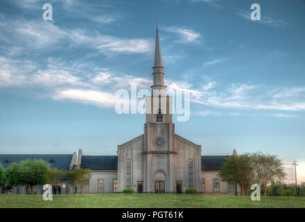 Les jeunes Meadows Presbyterian Church, une confession chrétienne, au crépuscule ou de nuit, à Montgomery, en Alabama, USA. Banque D'Images