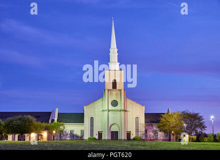 Les jeunes Meadows Presbyterian Church, une confession chrétienne, au crépuscule ou de nuit, à Montgomery, en Alabama, USA. Banque D'Images