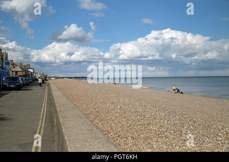 Aldburgh, Suffolk, Angleterre, août 2018, les personnes bénéficiant de la fin de l'été au soleil de la côte. Banque D'Images