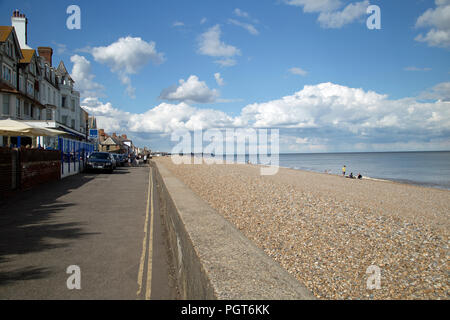 Aldburgh, Suffolk, Angleterre, août 2018, les personnes bénéficiant de la fin de l'été au soleil de la côte. Banque D'Images