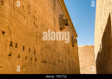 Haut Long murs de grès dans la cour intérieure couverte de hiéroglyphes égyptiens sculptés, Temple d'Edfou, Edfou, Egypte, Afrique du Sud Banque D'Images