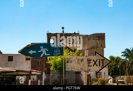 Humour usé sale direction excentrique et les enseignes de sortie pour les touristes de quayside à garder son calme, d'Edfou, Egypte, Afrique du Sud Banque D'Images