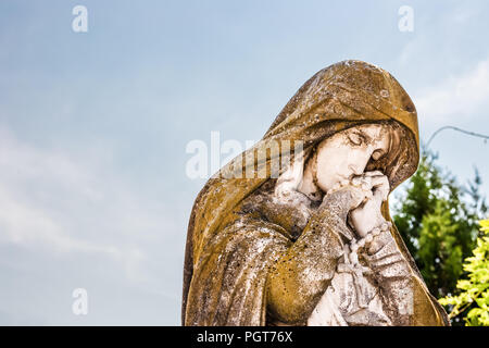 Femme en prière holding Rosary près de visage Banque D'Images