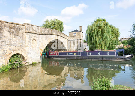 Bateau Canal passant par Ha'penny Bridge sur la Tamise, Lechlade-on-Thames, Gloucestershire, Angleterre, Royaume-Uni Banque D'Images