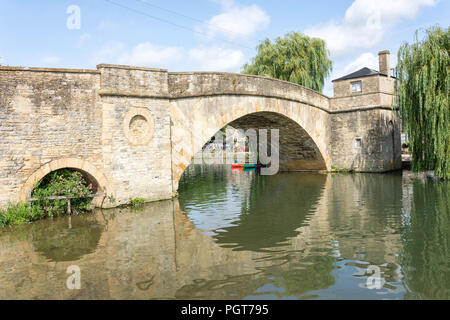 Ha'penny Bridge sur la Tamise, Lechlade-on-Thames, Gloucestershire, Angleterre, Royaume-Uni Banque D'Images