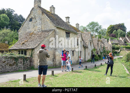 Cottages en pierre de Cotswold, Arlington Row, Bibury, Gloucestershire, Angleterre, Royaume-Uni Banque D'Images