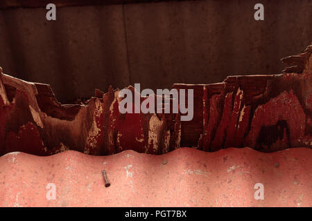 Patiné rouillé rouge, grunge à vintage métal ondulé, outhouse building wall background Banque D'Images