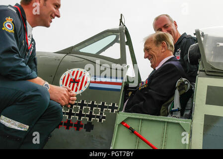 Marian Jankiewicz, pilote de chasse polonais du 315e Escadron de la Seconde Guerre mondiale. Vétéran de la Seconde Guerre mondiale assis à Spitfire avec Russ Allchorne, pilote de la RAF BBMF Banque D'Images