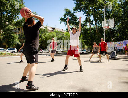 Komsomolsk-sur-l'amour, Russie, 1 août 2015. La journée des chemins de. Les jeunes hommes jouent au basket-ball amateur en été. Point faible le tournage Banque D'Images