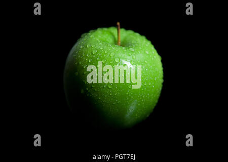 Gouttelettes humides sur vert pomme Granny Smith sur fond noir Banque D'Images