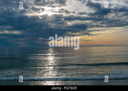 Sunset seascape, orange, bleu ciel, jaune, vert aqua marine avec la mer, les vagues blanches dans le matériel roulant, l'océan pacifique, l'arrière-plan photo de soleil sur hor Banque D'Images