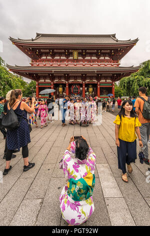 Des gens portant des kimono japonais photos et s'amuser dans le Temple Senso-ji à Asakusa. Tokyo, Japon Banque D'Images