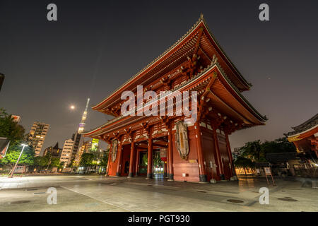 Hozomon embarquement au Temple Senso-ji à Asakusa. La fin de nuit paysage urbain. Shining lune, mars Tokyo SkyTree et dans l'arrière-plan Banque D'Images