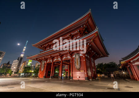 Hozomon embarquement au Temple Senso-ji à Asakusa. La fin de nuit paysage urbain. Shining lune, mars Tokyo SkyTree et dans l'arrière-plan Banque D'Images