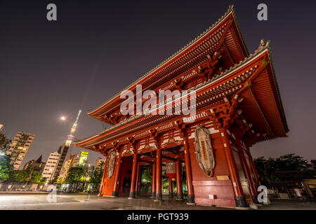 Hozomon embarquement au Temple Senso-ji à Asakusa. La fin de nuit paysage urbain. Shining lune, mars Tokyo SkyTree et dans l'arrière-plan Banque D'Images