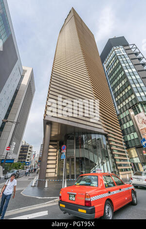 Tokyo, Chuo Ward - Août 19, 2018 - Le niveau de la rue vue d'EFVP Ginza Immeuble de bureaux. Conçu par l'architecte Kume Sekkei Banque D'Images