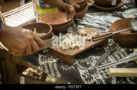 Une tranche de poulet sur planche de bois vendeur sur marché traditionnel dans le centre de java Banque D'Images