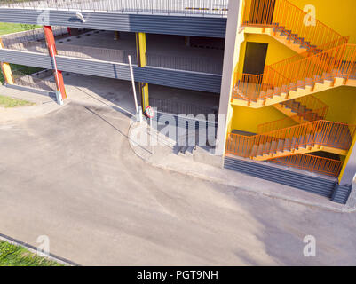 Garage Parking automobile vide. nouveau parking à plusieurs niveaux extérieur jaune vif. Banque D'Images