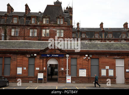 L'ancien hôtel de gare(arrière) à Ayr, à côté de la gare, le bâtiment a a été jugé dangereux après avoir trouvé des entrepreneurs en ruine et des domaines, résultant en une zone d'exclusion qui a fait que pas de trains circulent entre Ayr et Girvan à partir de mardi, alors que les services entre Glasgow Central et Stranraer commencent et se terminant à Kilmarnock. Banque D'Images