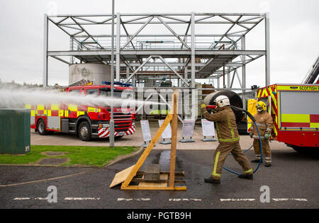 Pompier watch manager Paul Halliday du Service d'incendie et de sauvetage écossais, au Centre National d'entraînement à Glasgow, témoigne d'une lance, à ultra haute pression &marque Ocirc;Coldcut Cobra&Otilde ;, qui permettra aux pompiers d'un extincteur de souffle à travers la paroi d'un immeuble en feu. Banque D'Images