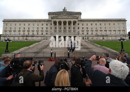 Leader DUP Arlene Foster et parti arrivent pour une conférence de presse à l'extérieur des édifices du parlement de Stormont à Belfast. Le gouvernement a reconnu la grande frustration du public en Irlande du Nord que la région a atteint un jalon important pour les non-gouvernance. Banque D'Images