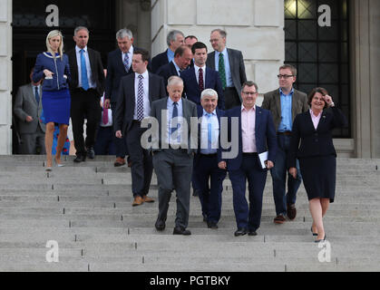 Leader DUP Arlene Foster (à droite) et ses collègues du parti Gregory Campbell (avant gauche), Sir Jeffrey Donaldson (avant, rose chemise) et Christopher Stalford (avant droit, chemise bleue) arrivent pour une conférence de presse à l'extérieur des édifices du parlement de Stormont à Belfast. Le gouvernement a reconnu la grande frustration du public en Irlande du Nord que la région a atteint un jalon important pour les non-gouvernance. Banque D'Images