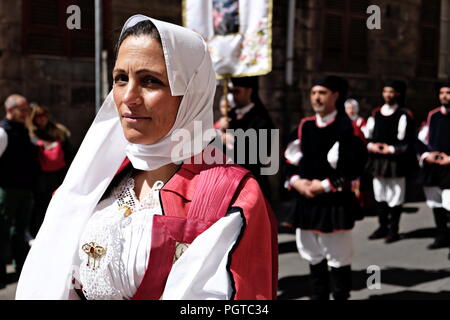 1 mai 2016 - 360° édition de Sant'Efisio/religieuse défilé folklorique à Cagliari. Femme mature portant des vêtements traditionnels. Banque D'Images