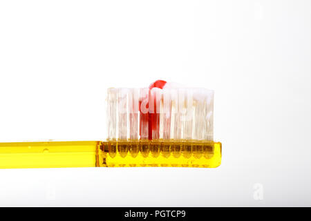 Image conceptuelle d'une brosse à dents avec du faux sang sur les soies Banque D'Images