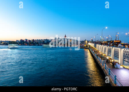 ISTANBUL, TURQUIE - Istanbul le 14 août : vue sur la Corne d'or avec la tour de Galata en arrière-plan le 14 août 2018 à Istanbul, Turquie. Banque D'Images