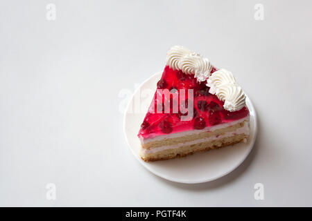Tranches de gâteau canneberge isolé sur fond blanc avec un copy space Banque D'Images