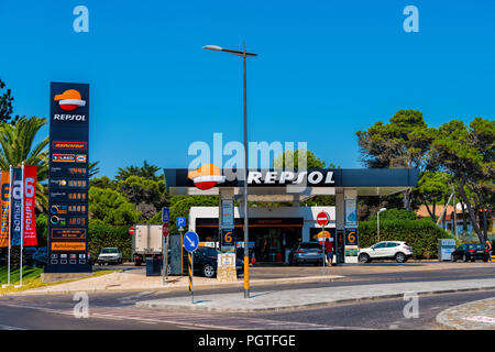 Self service Repsol gas station dans le sud du Portugal Banque D'Images