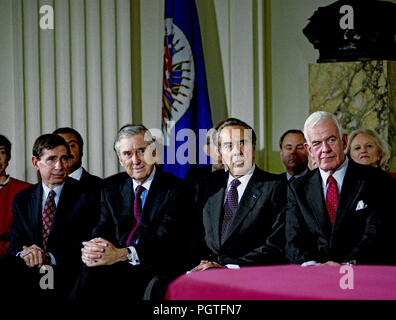 Washington DC., USA, le 8 décembre 1994 Participation à la signature du GATT à l'ALENA de gauche à droite, Mme Carla Hills Ancienne représentante au Commerce des États-Unis, Chef de Cabinet de la Maison Blanche, Leon Panetta, le Vice-président Al Gore, le commerce représentant Mickey Kantor, Sénat chef républicain Bob Dole, secrétaire au Trésor Lloyd Bentsen et président sortant de la Chambre Tom Foley. Credit : Mark Reinstein /MediaPunch Banque D'Images