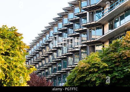 Façade en verre - de nombreux balcons vitrés Banque D'Images