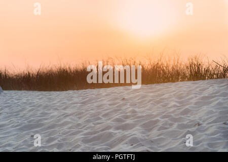Coucher de soleil sur la plage de sable Banque D'Images