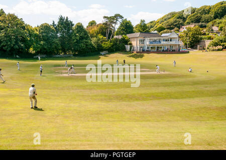 Une partie de cricket en cours au sol de Ventnor Cricket Club sur l'île de Wight. Banque D'Images