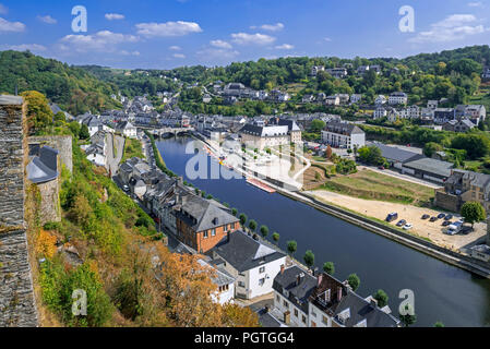 Vue aérienne du château de Bouillon château sur la ville de Bouillon et de la Semois, Province du Luxembourg, Ardennes Belges, Belgique Banque D'Images