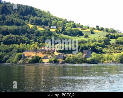 Vue sur le château d'Urquhart depuis le lac Lochness. Banque D'Images