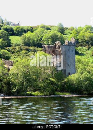 Vue sur le château d'Urquhart depuis le lac Lochness. Banque D'Images