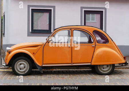 Un Citreon Orange 2CV enregistrés en 1987 stationné sur une rue à Norwich, Norfolk Banque D'Images