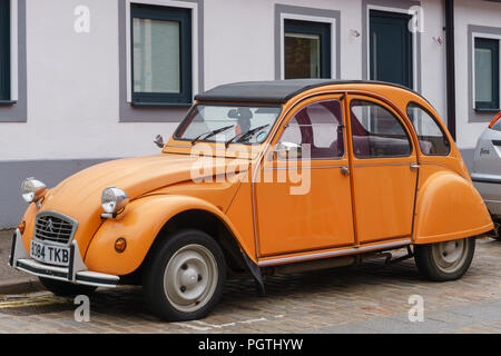 Un Citreon Orange 2CV enregistrés en 1987 stationné sur une rue à Norwich, Norfolk Banque D'Images