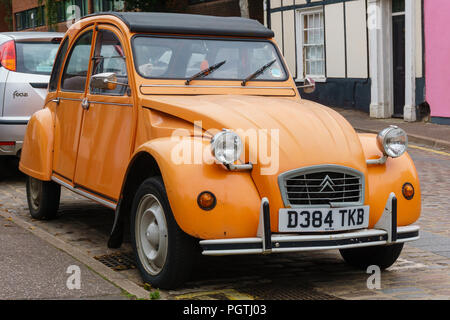 Un Citreon Orange 2CV enregistrés en 1987 stationné sur une rue à Norwich, Norfolk Banque D'Images