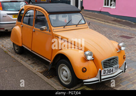 Un Citreon Orange 2CV enregistrés en 1987 stationné sur une rue à Norwich, Norfolk Banque D'Images