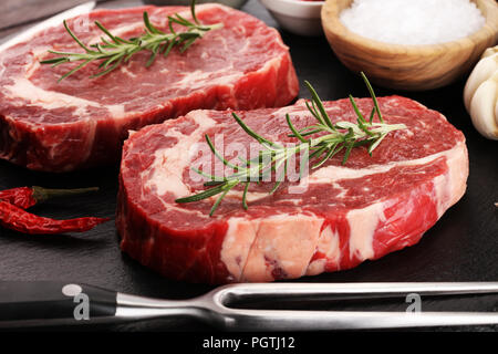 Steak cru. Bifteck de faux-filet barbecue à sec, de l'Entrecôte de boeuf Wagyu Banque D'Images