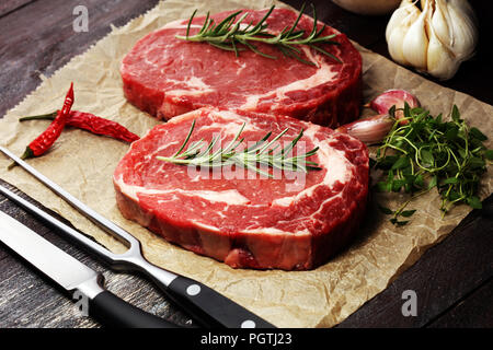 Steak cru. Bifteck de faux-filet barbecue à sec, de l'Entrecôte de boeuf Wagyu Banque D'Images