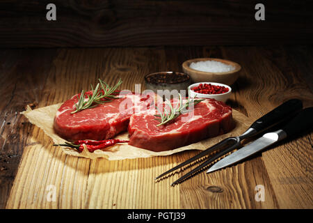 Steak cru. Bifteck de faux-filet barbecue à sec, de l'Entrecôte de boeuf Wagyu Banque D'Images