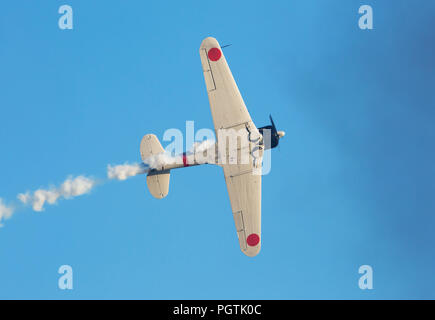 MONROE, NC - 11 NOVEMBRE 2017 : de reconstitution de l'attaque japonaise sur Pearl Harbor pendant plus de Warbirds Monroe Air Show à Monroe, NC. Banque D'Images