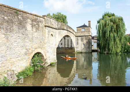 Ha'penny Bridge sur la Tamise, Lechlade-on-Thames, Gloucestershire, Angleterre, Royaume-Uni Banque D'Images