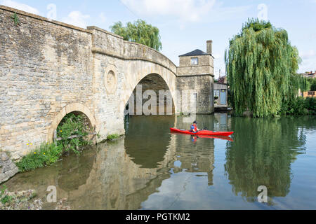 Ha'penny Bridge sur la Tamise, Lechlade-on-Thames, Gloucestershire, Angleterre, Royaume-Uni Banque D'Images