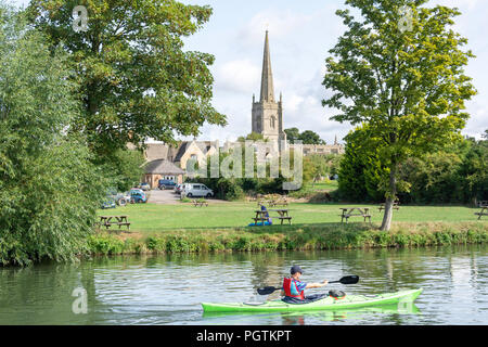 Voir l'église de St Laurent de la Tamise, Lechlade-on-Thames, Gloucestershire, Angleterre, Royaume-Uni Banque D'Images